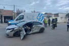 Fuerte impacto de un automóvil contra otro vehículo estacionado