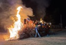 Las llamas de la “Fogata de San Juan” iluminaron el Acceso Baigorria