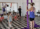 Comenzaron las clases de acrobacia en tela para niños