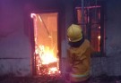 Incendio de monte y casa abandonada en zona rural