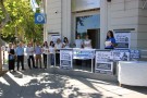 Abrazo simbólico al Banco Nación en contra de su privatización 