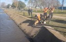 Bomberos rescataron un perro del canal del Paseo del Lago