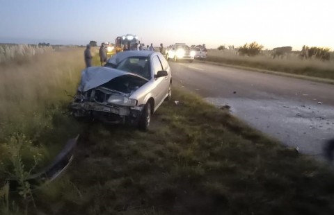 Dos camiones y un automóvil involucrados en un accidente