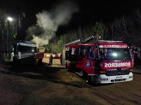Imágenes de Se produjo un incendio en la cabina de un camión