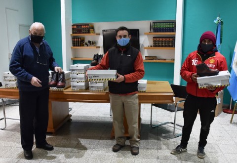 Tres Lomas entregó calzado a trabajadores del Corralón