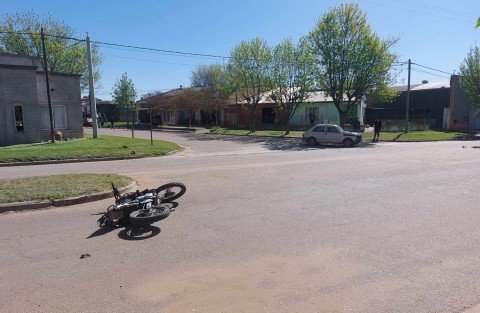 Nuevo accidente entre un automóvil y una motocicleta