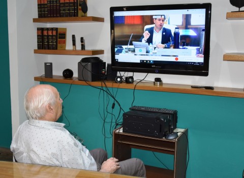 Álvarez en videoconferencia con el gobernador Kicillof