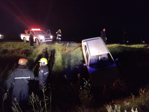 Automóvil caído en una cuneta y motocicleta secuestrada