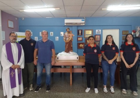 La Parroquia San José acercó una imagen religiosa a los bomberos  