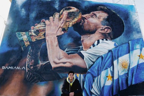 Damián Agustín Pordomingo concluyó el mural de Lionel Messi
