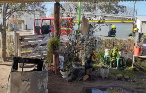 Bomberos controlaron un incendio por cortocircuito