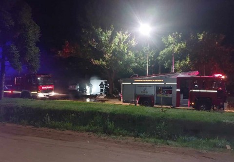 Un automóvil se incendió en el garaje de una vivienda 