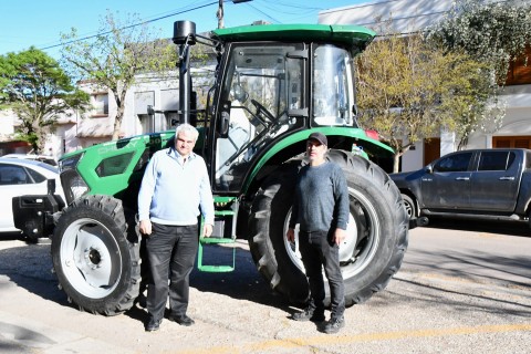 Llegó un nuevo tractor para la localidad de Quenumá