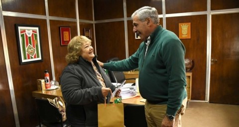 Hernández reconoció a una empleada municipal jubilada