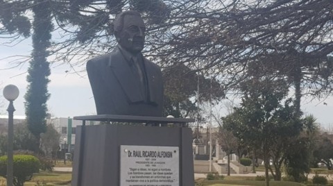Vandalizaron el busto de Raúl Alfonsín