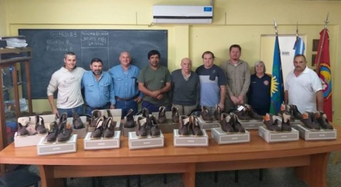 Transportadora de Gas del Sur donó borcegos a Bomberos Voluntarios