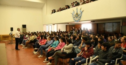 Más de 200 jóvenes asistieron a una charla sobre Voto Joven