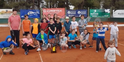 Alumnos de Pádel y Tenis del club Newbery participaron de distintos encuentros