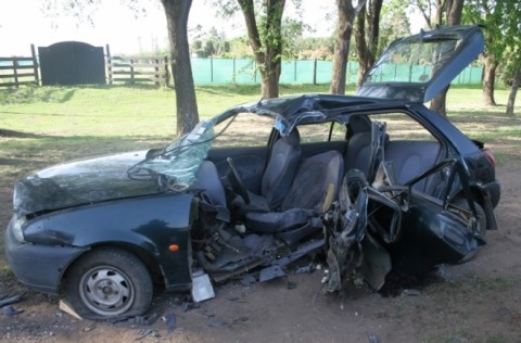 Un Ford Fiesta impactó violentamente contra una columna de alumbrado