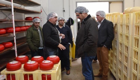 El Ministro de Agroindustria visitó una de las PyMEs lácteas