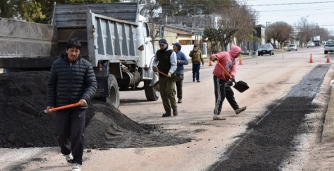 Realizan tareas en la carpeta asfáltica de la calle Belgrano
