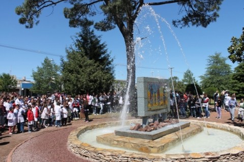Se inauguró la "Fuente de Vida" en la plaza
