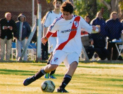 Juan Cruz Cuevas juega la Neuquén Cup como titular de River