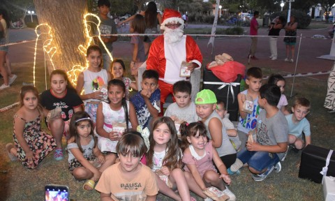 Papá Noel visitó la ciudad de Tres Lomas 