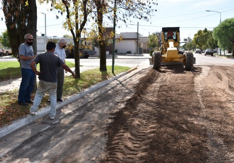 Asfalto realizado por el Municipio con mano de obra local