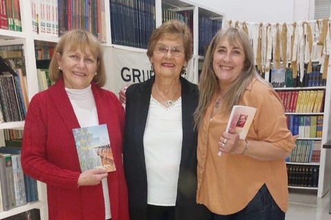 La treslomense Elena Salvá presentó su primera novela 