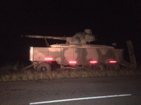Un acoplado con un tanque del ejército se encajó en Ruta 85