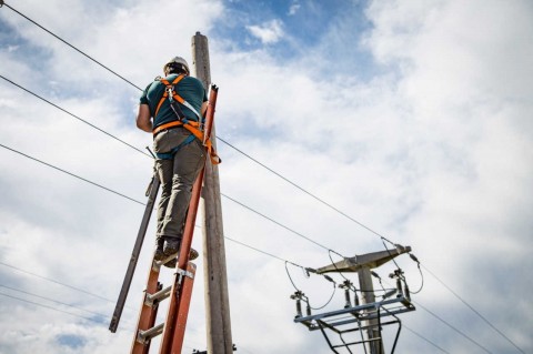 Continúan los trabajos de emergencia para restablecer el servicio eléctrico en la zona