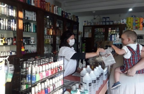 Farmacia confecciona bolsas con papel periódico 