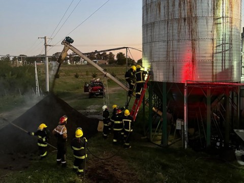 Incendio en un silo de cereal ubicado en la zona del Acceso Centenario