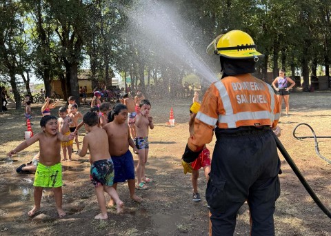 Los bomberos visitaron la Escuela Abierta de Verano