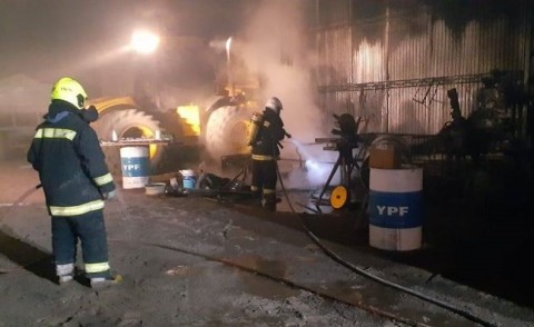 Incendio en galpón con maquinaria agrícola