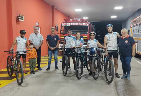 Los ciclistas que peregrinaron a Luján entregaron una virgen a Bomberos