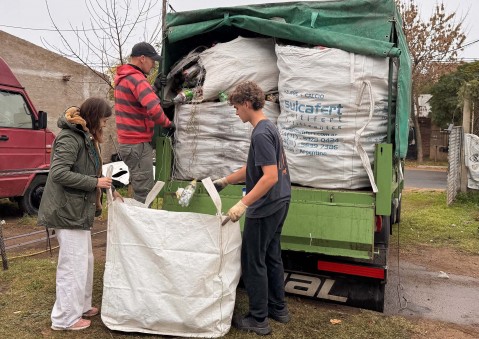 Nueva entrega de ecobotellas a la fundación Karú Mapú