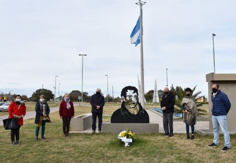 Ofrenda floral en el monumento a Manuel Belgrano