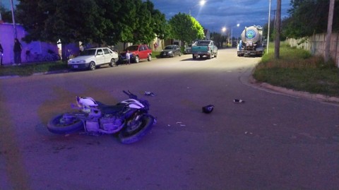 Grave accidente: Una motocicleta impactó contra una pick up.