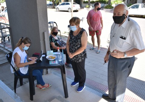 Álvarez visitó el vacunatorio del Hospital Municipal