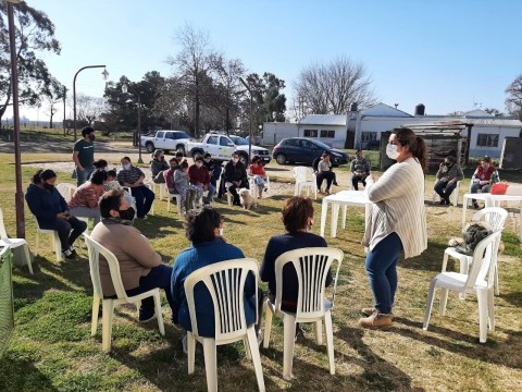 Funcionarios municipales con vecinos de Bocayuva y De Bary