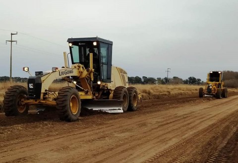 Trabajos de reparación en los caminos rurales de Tres Lomas