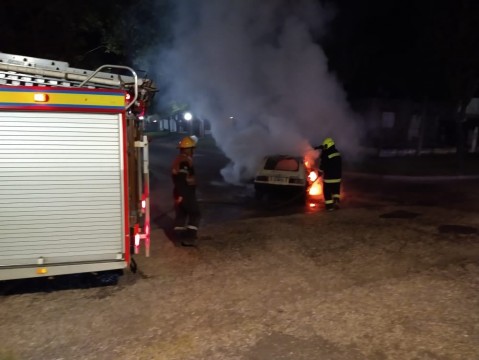 Se incendió un automóvil en la vía pública 