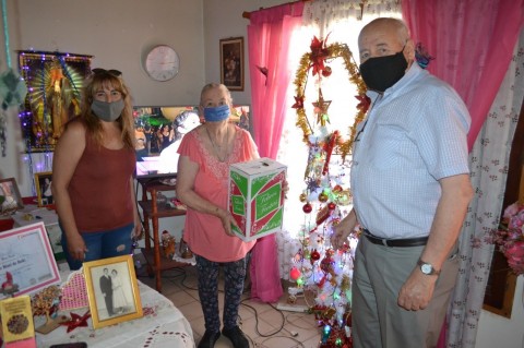 Entregaron las cajas navideñas del concurso “Iluminemos Tres Lomas”