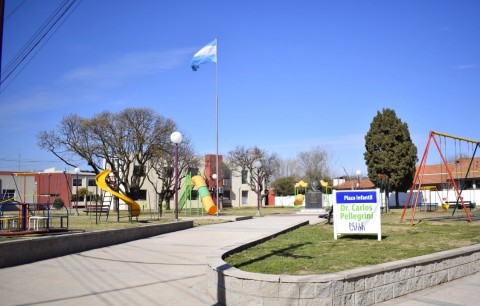 Colocaron la Bandera Nacional en las plazas