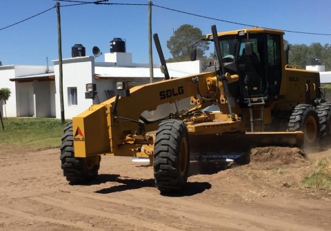 La nueva motoniveladora realizó tareas en la localidad de De Bary