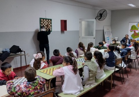 Dictan talleres de ajedrez en instituciones educativas 