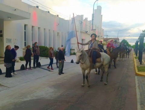 La agrupación “Anga Irú” realizó una cabalgata por los barrios