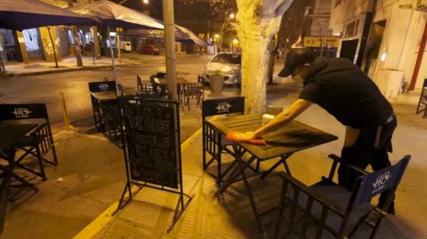 Imágenes de Habilitaron a los comercios gastronómicos a poner sillas y mesas en la calle
